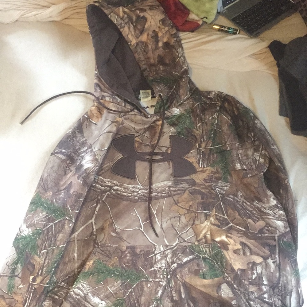 XL men’s camo Under Armour sweatshirt